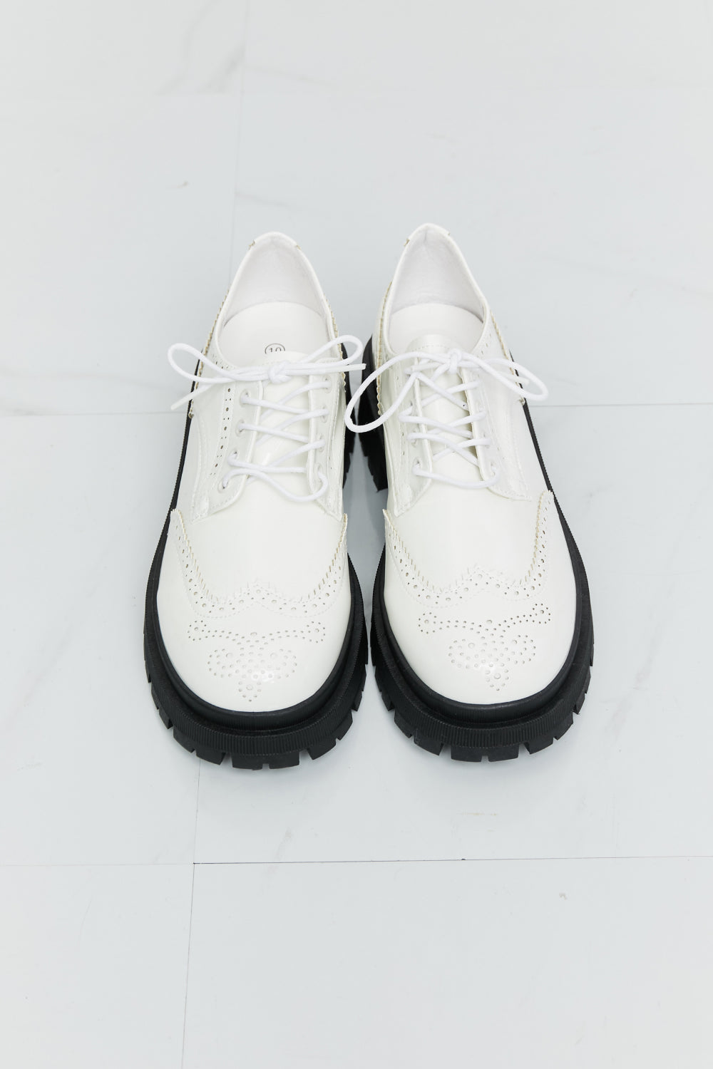 Womens White Wingtip Lace Up Oxford Brogue Loafers black platform 1.5 inch wing tip toe design 80s retro emo punk vibe alternative style unique chunky heel shoe