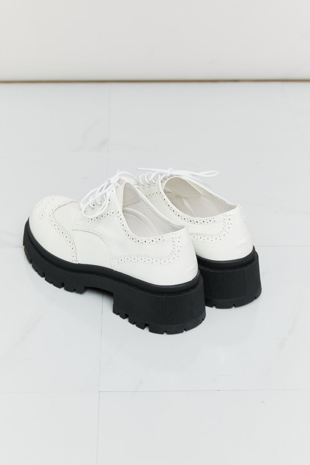 Womens White Wingtip Lace Up Oxford Brogue Loafers black platform 1.5 inch wing tip toe design 80s retro emo punk vibe alternative style unique chunky heel shoe